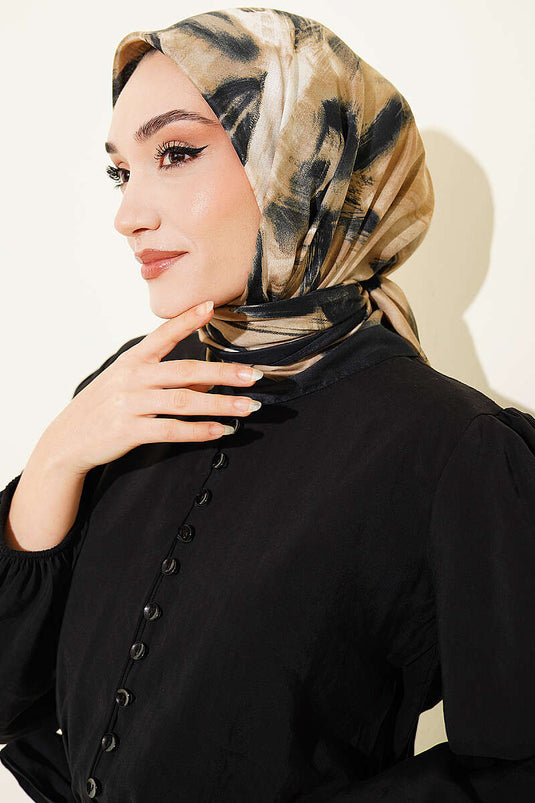وشاح برسمة فرشاة باللونين الأسود والبيج