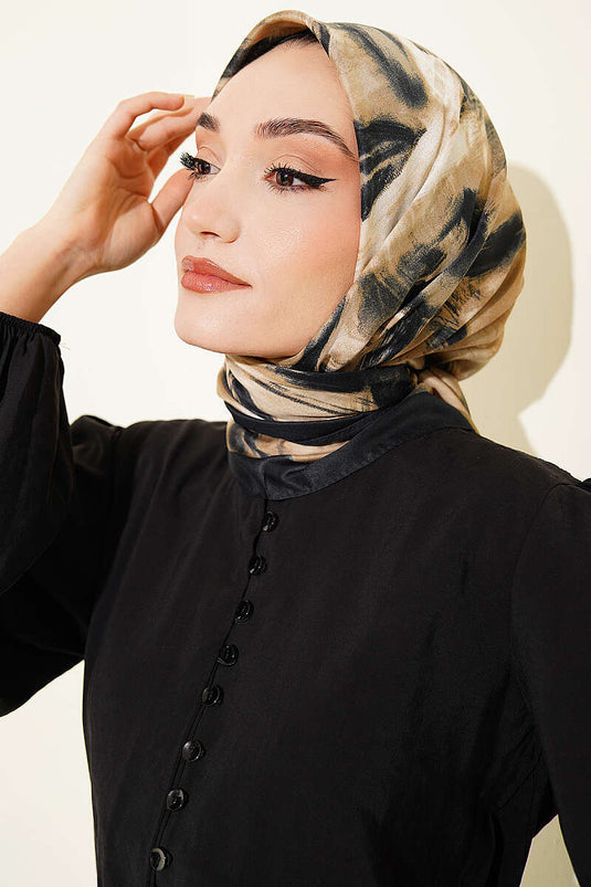 وشاح برسمة فرشاة باللونين الأسود والبيج