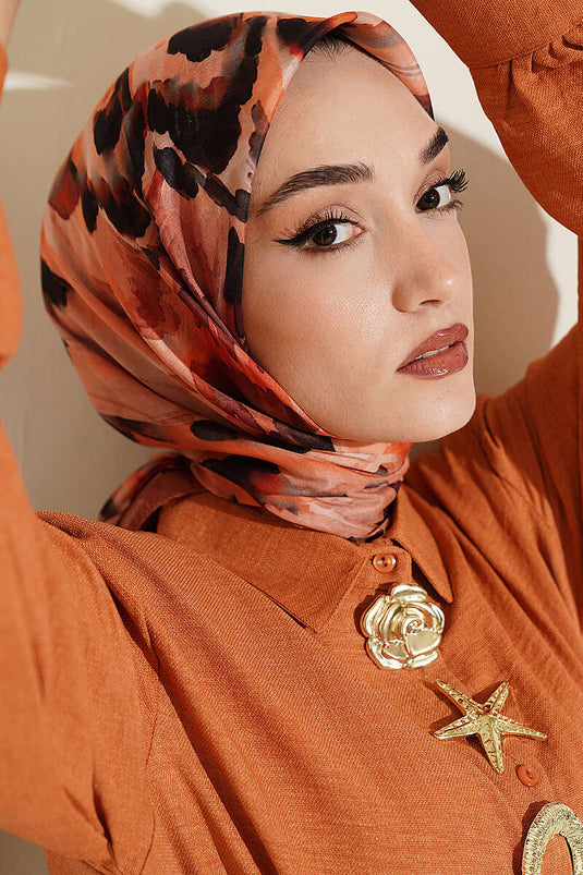 وشاح ناعم مزخرف بلون الجمل