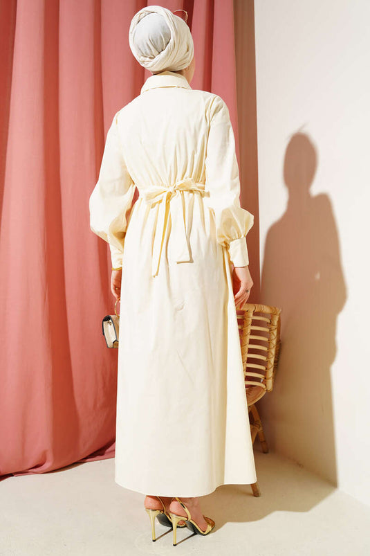 Robe écrue à boutons et taille élastiquée ornée de volants