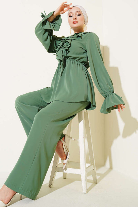 بدلة مكونة من قطعتين بخصر مطاطي وتفاصيل كشكشة، لون كاكي