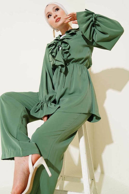 بدلة مكونة من قطعتين بخصر مطاطي وتفاصيل كشكشة، لون كاكي