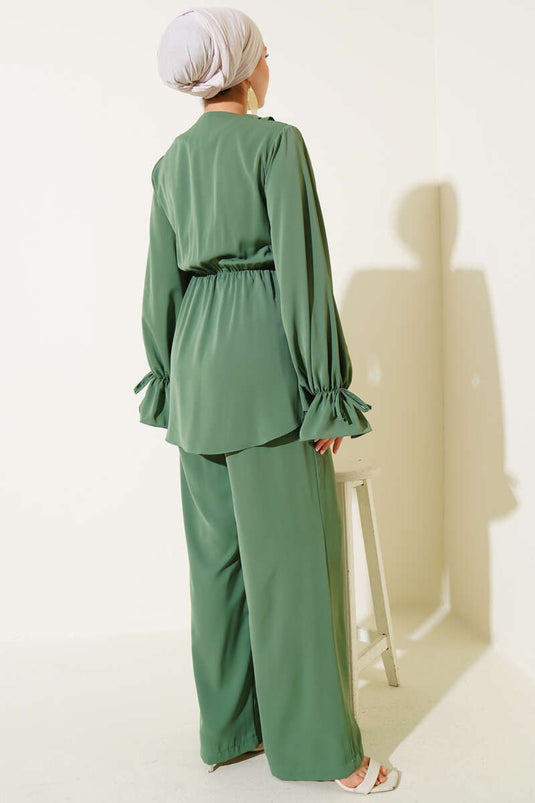 بدلة مكونة من قطعتين بخصر مطاطي وتفاصيل كشكشة، لون كاكي