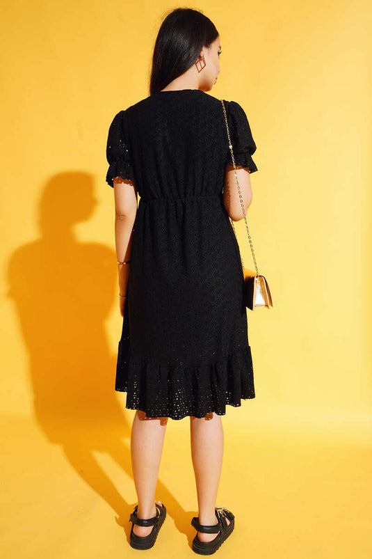 Robe brodée à volants et détails noirs