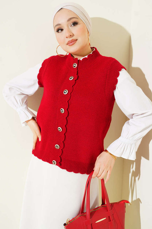 سترة محبوكة بأزرار وتفاصيل كشكش باللون الأحمر