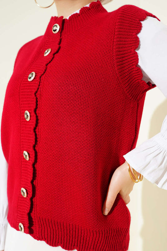 سترة محبوكة بأزرار وتفاصيل كشكش باللون الأحمر