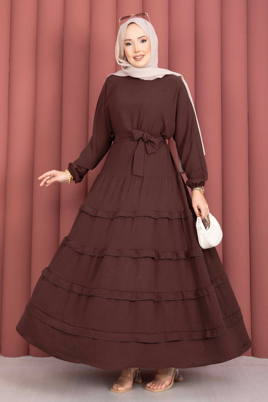 Robe de modest fashion avec ceinture amovible et détails à volants, couleur café