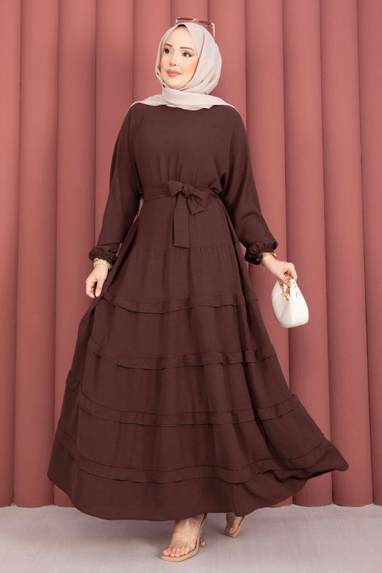 Robe de modest fashion avec ceinture amovible et détails à volants, couleur café