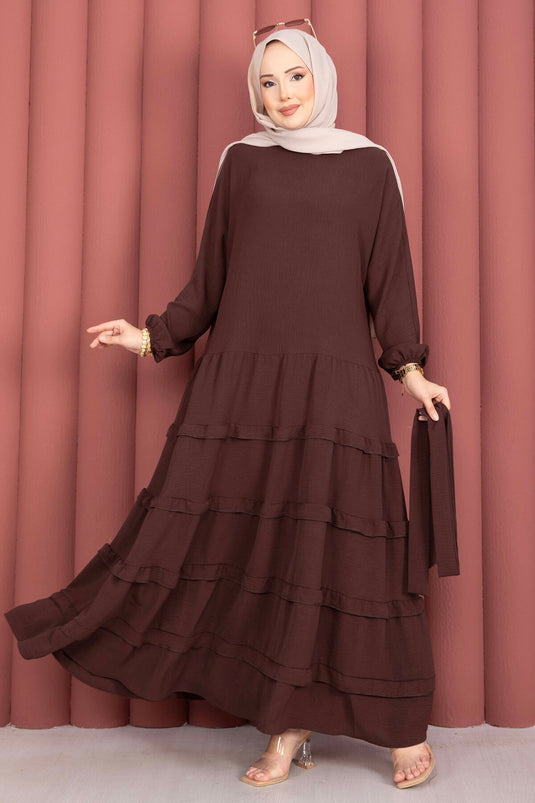 Robe de modest fashion avec ceinture amovible et détails à volants, couleur café