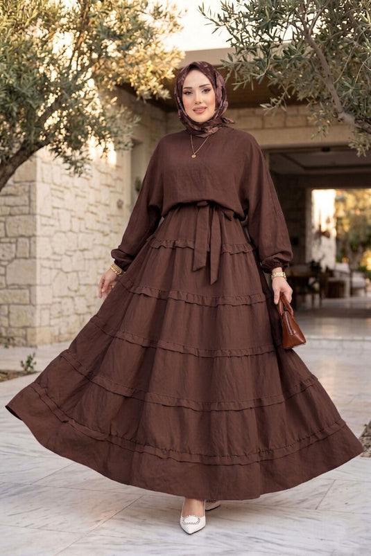 Robe de modest fashion avec ceinture amovible et détails à volants, couleur café