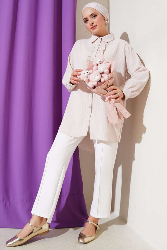 Chemise beige à rayures, boutons et volants, ornée de pierres