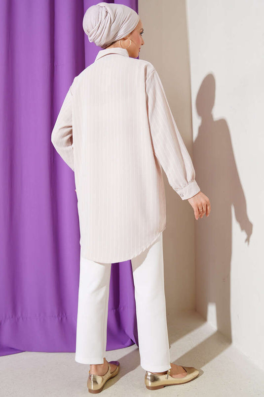 Chemise beige à rayures, boutons et volants, ornée de pierres