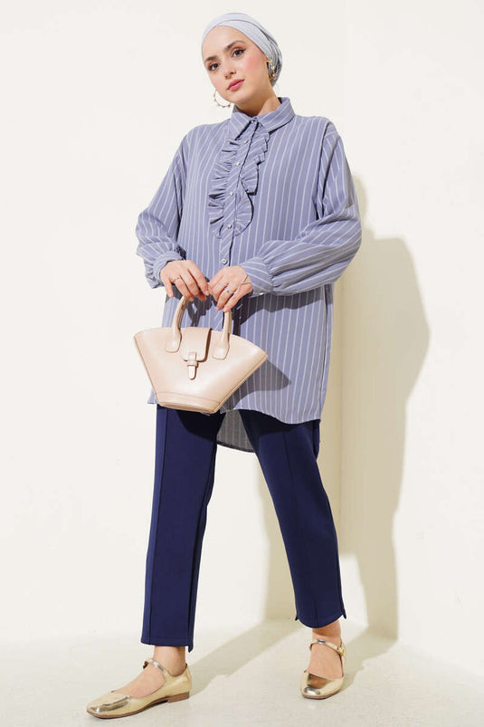 Chemise grise à rayures, boutons et volants en pierre