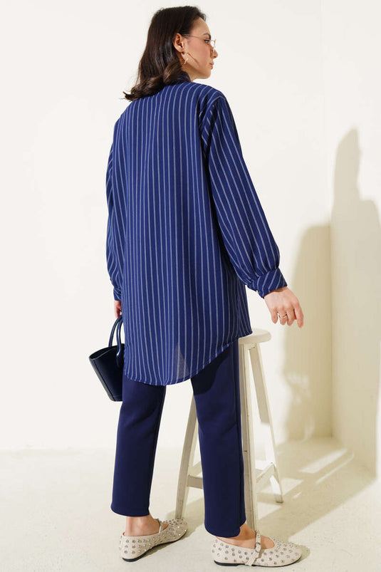 Chemise rayée bleu marine à boutons et volants en pierre