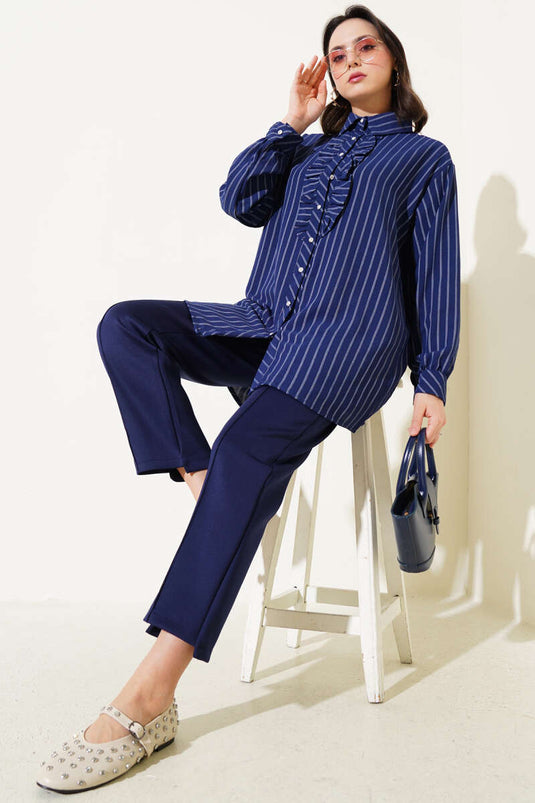 Chemise rayée bleu marine à boutons et volants en pierre