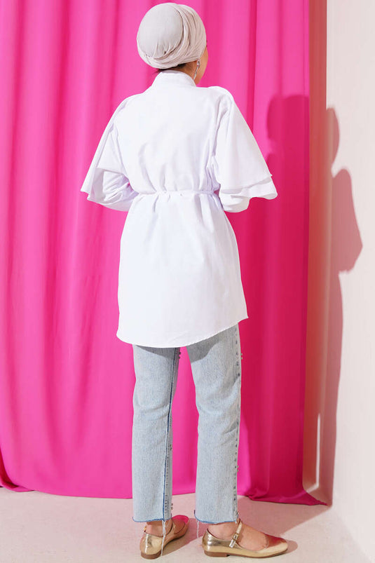 قميص أبيض بكشكشة وحزام حبلي