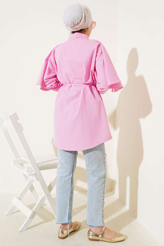 قميص وردي اللون مع حزام وحبل وكشكشة