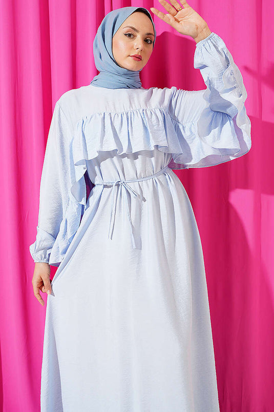 Robe bleue avec ceinture à cordon et bande à volants