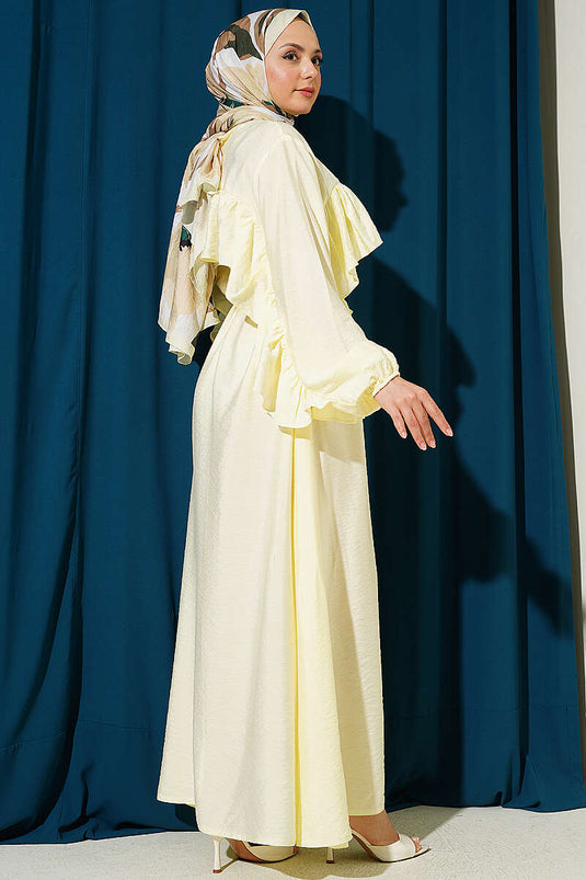 Robe jaune avec ceinture à cordon et bandes à volants