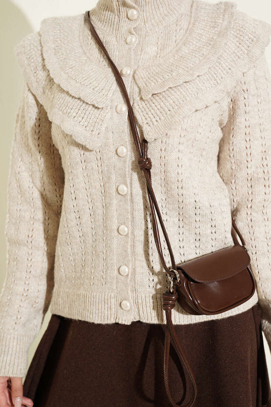 Beige Strickjacke Mit Rüschenkragen Und Knöpfen