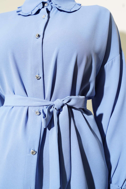 Hemd mit Rüschenkragen und Gürtel in Blau