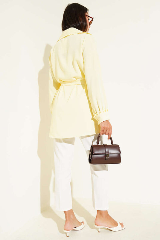 Hemd mit Rüschenkragen und Gürtel in Gelb