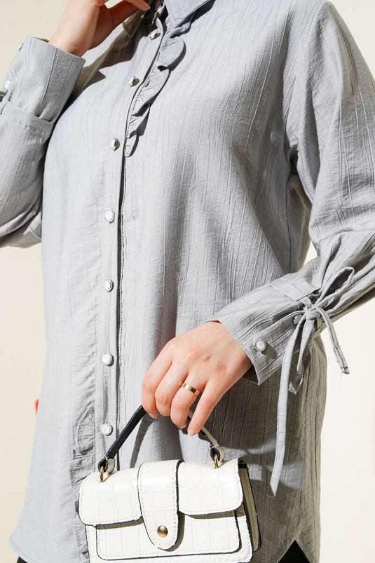 Chemise à volants et lien à la cheville grise