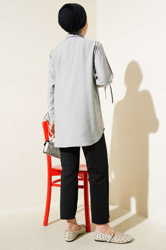 Chemise à volants et lien à la cheville grise