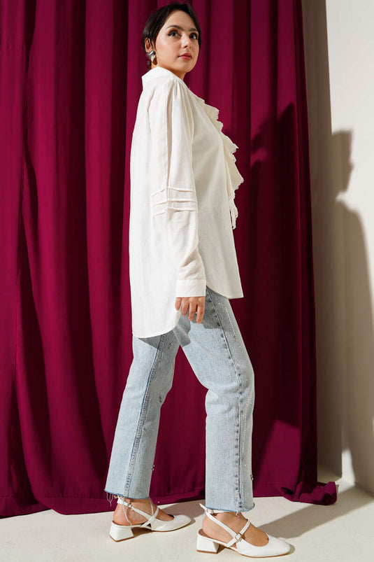 قميص كتان بياقة من الدانتيل مع كشكشة باللون البيج