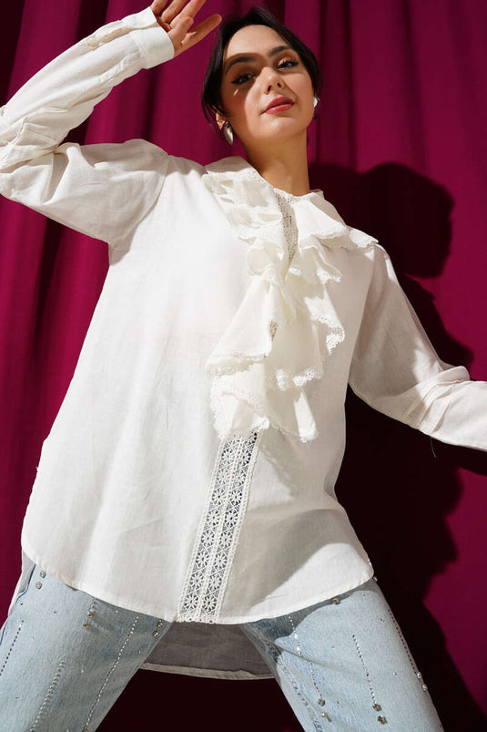 قميص كتان بياقة من الدانتيل مع كشكشة باللون البيج