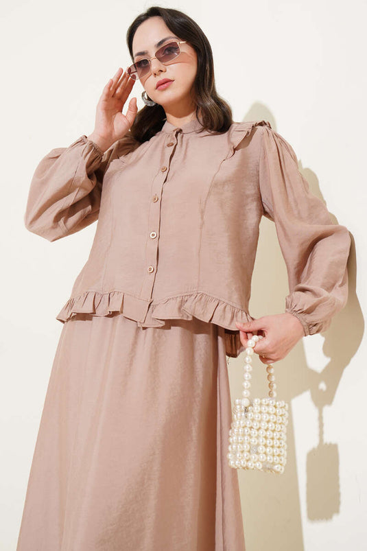 طقم لاتيه مكون من قطعتين مزين بالكشكشة وأزرار وتنورة