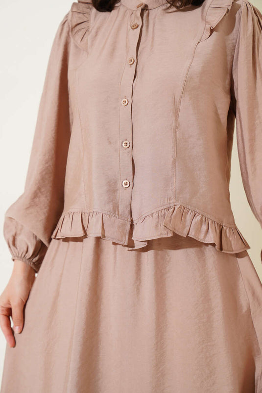 طقم لاتيه مكون من قطعتين مزين بالكشكشة وأزرار وتنورة