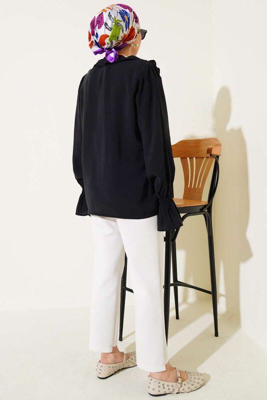 Camisa negra con accesorio de rosa con volantes