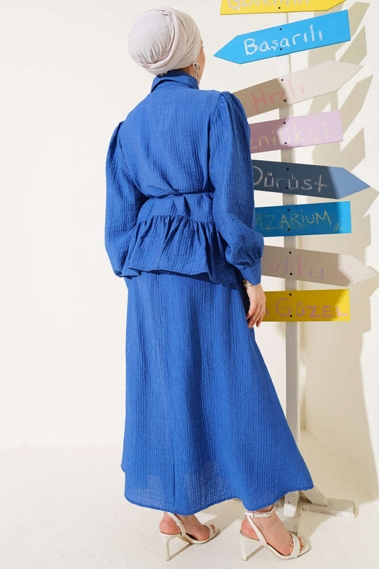 Traje de dos piezas con falda, cinturón y cordón con volantes azul