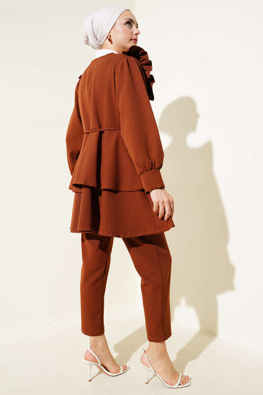 طقم تونيك من قطعتين مع حزام وحبل مكشكش، بني