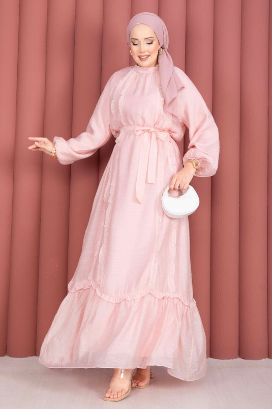 فستان محتشم بحزام وتفاصيل كشكش باللون الوردي