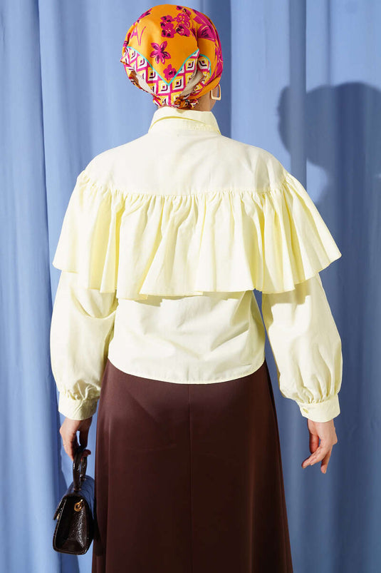 Chemisette courte jaune avec cape volantée détaillée