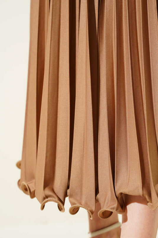 تنورة صدرية مطوية ومرنّة الخصر