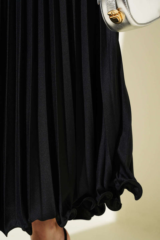 تنورة مطوية بخصر مطاطي أسود