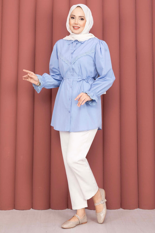 Bluse mit Fischnetz-Details und Schnürung in Babyblau