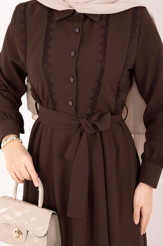 Robe Modeste à Ceinture avec Détail en Fils Marron