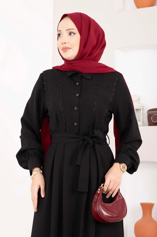 Abito Tesettür con Cintura e Dettaglio a Pizzo Nero