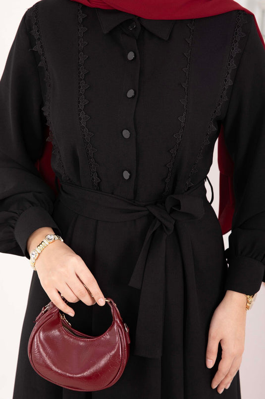 Abito Tesettür con Cintura e Dettaglio a Pizzo Nero