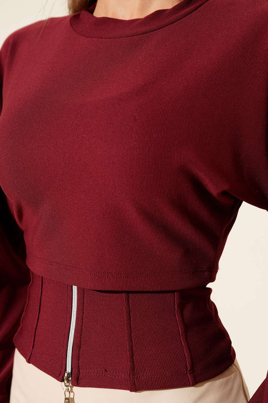 بلوزة من قطعتين بياقة دائرية مضلعة، لون عنابي