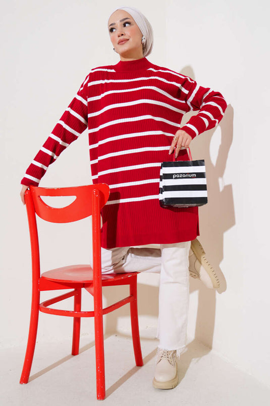 Tunique rayée rouge en maille ample.