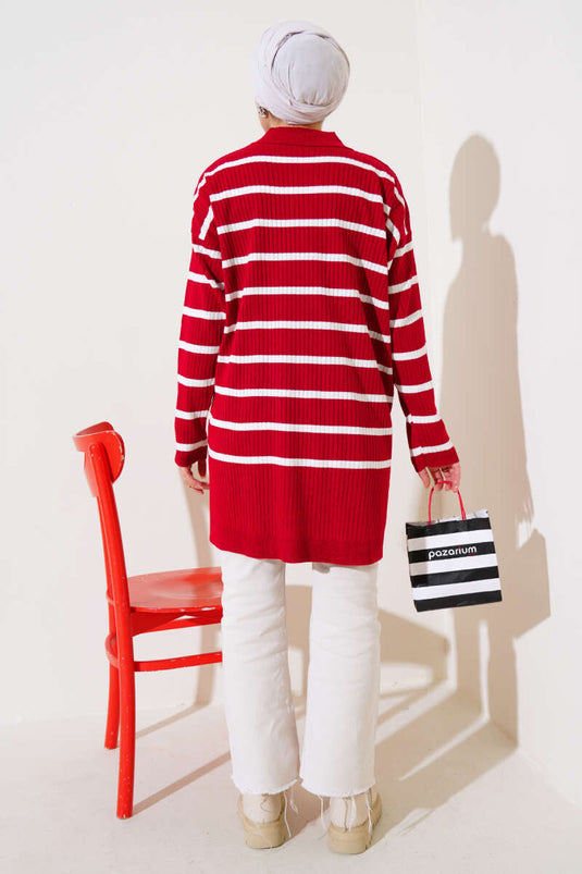 Tunique rayée rouge en maille ample.