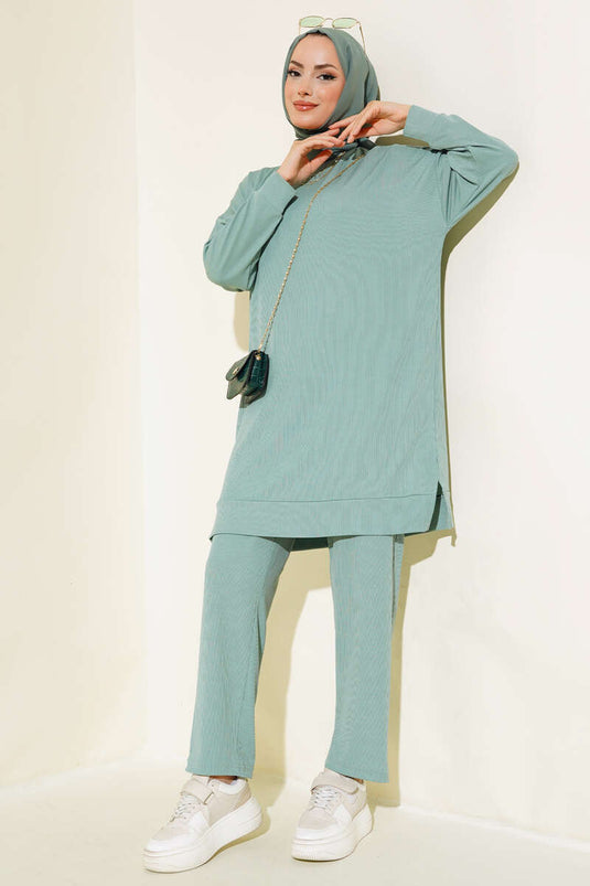 بدلة من قطعتين من قماش مخملي، لون أخضر لوزي