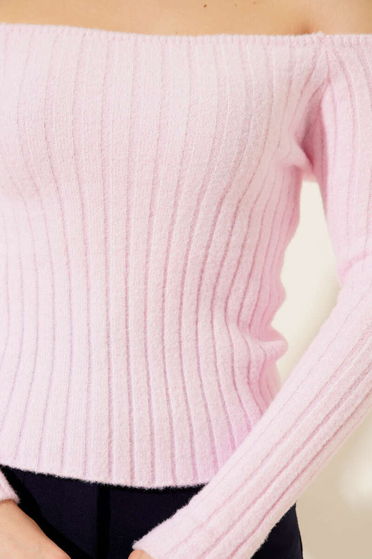 بلوزة صوفية برقبة قارب مخططة باللون الوردي