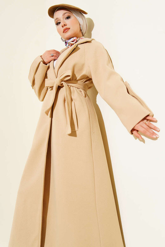 معطف من الكشمير المخملي بحزام باللون البيج