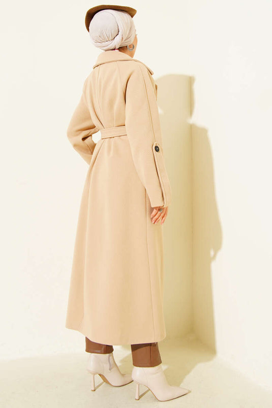 معطف من الكشمير المخملي بحزام باللون البيج